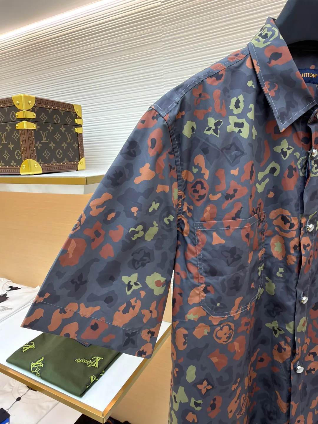LOUIS VUITTON printed short-sleeved work shirt ●Original version: Purchased and developed for 12000 ●Item number: 1681018-A35 ●Fabric: cotton poplin fabric ●Technology: digital direct printing ●Version: fitted version ●Weight: about 270 grams ●Size: S-M-L-XL ●Description: This short-sleeved shirt is made of cotton poplin with a leopard-style camouflage pattern, and Monogram is combined with rich tones. Blend into it, exuding the rockabilly vibe of the Fall/Winter 2025 show. Patch pockets and glossy buttons accentuate workwear details, adding urban flair to everyday looks. The overall wiring is straight and delicate, the fabric is comfortable and soft, and the color is consistent without color difference. It can be matched with the same style to create a fashionable look and control various occasions. Customized accessories, complete with three standards, same style for men and women!